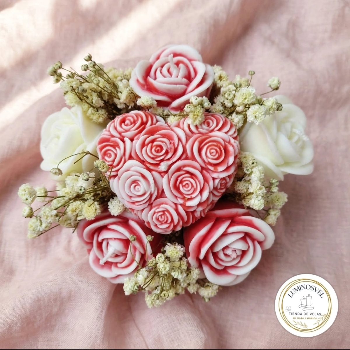 Corazón de rosas de cera rodeado de rosas