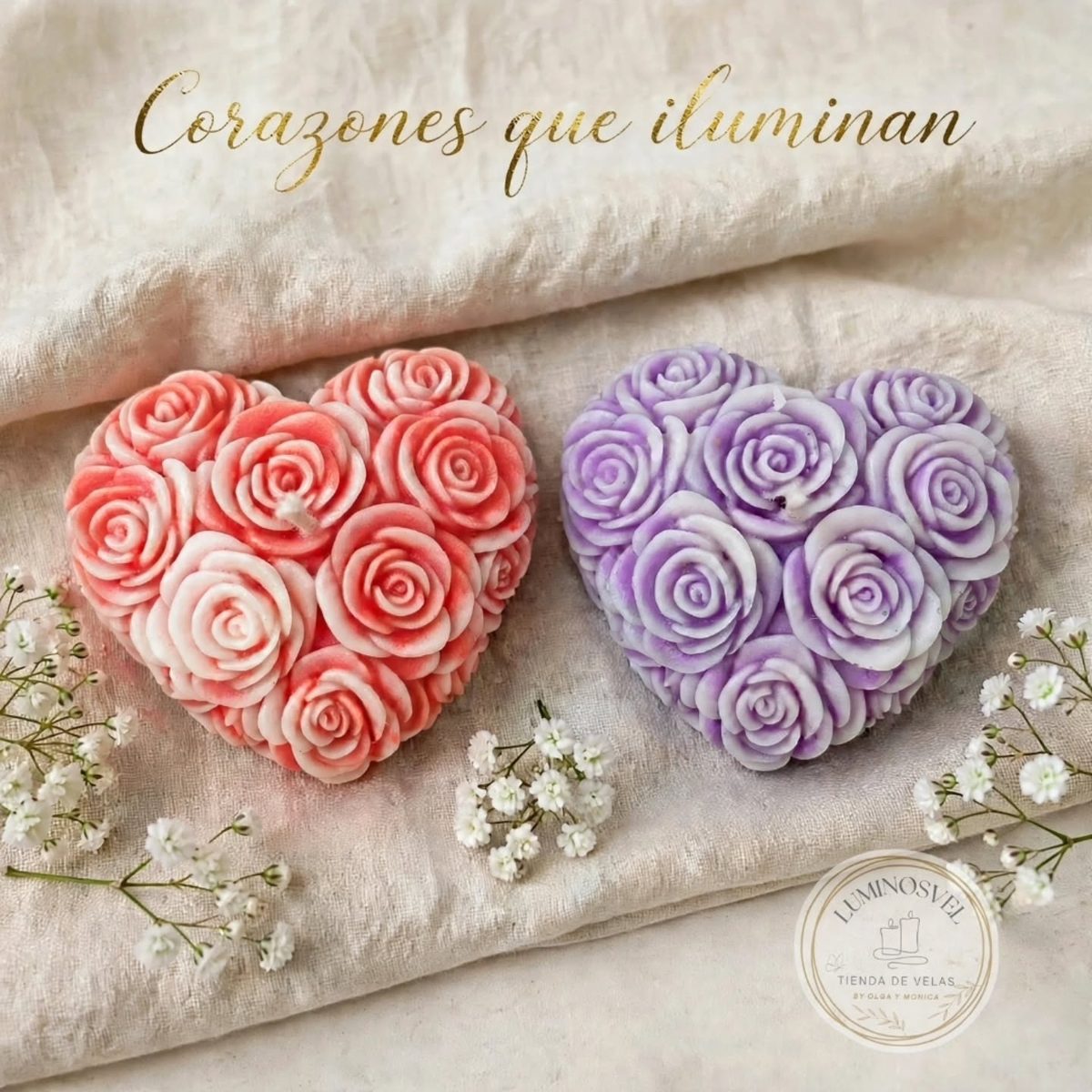 Dos corazones de cera hechos de pequeñas rosas, uno rosa y otro lila