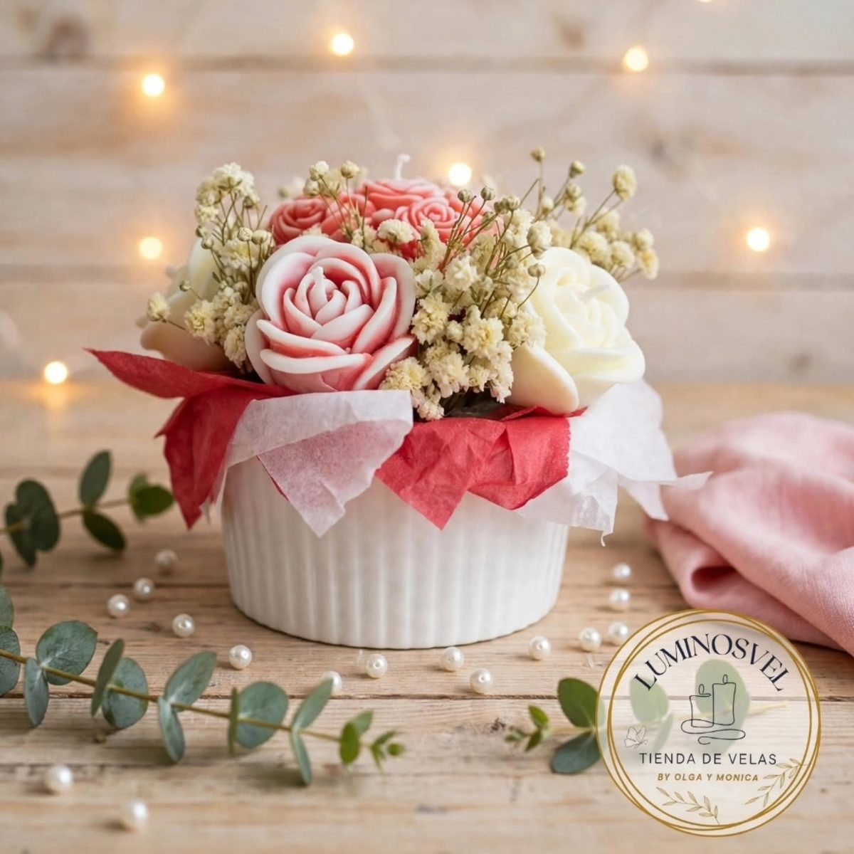 Maceta con rosas de cera rojas y blancas entre eucalipto