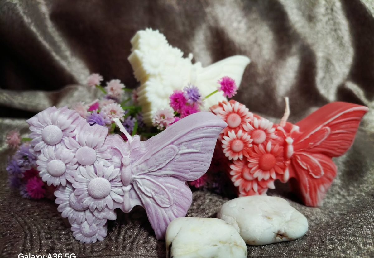 Mariposas de cera lilas y blancas con flores