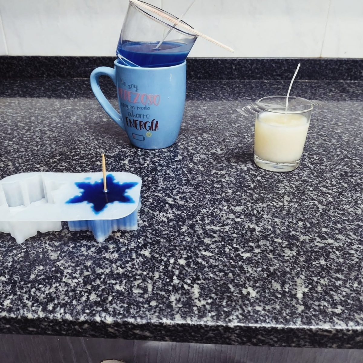 Molde y cera en la encimera de nuestra cocina