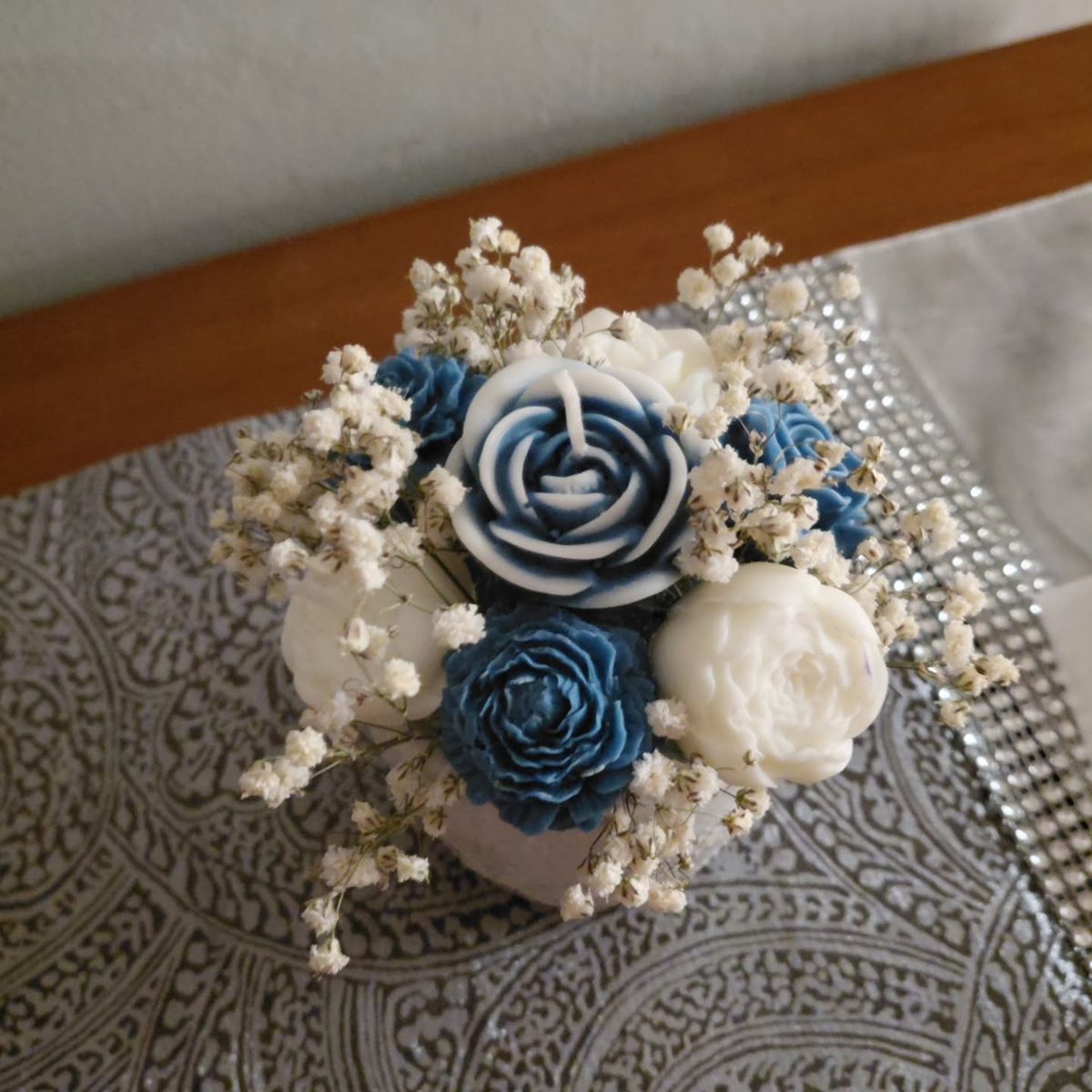 Maceta con rosas de cera azules y blancas con paniculata