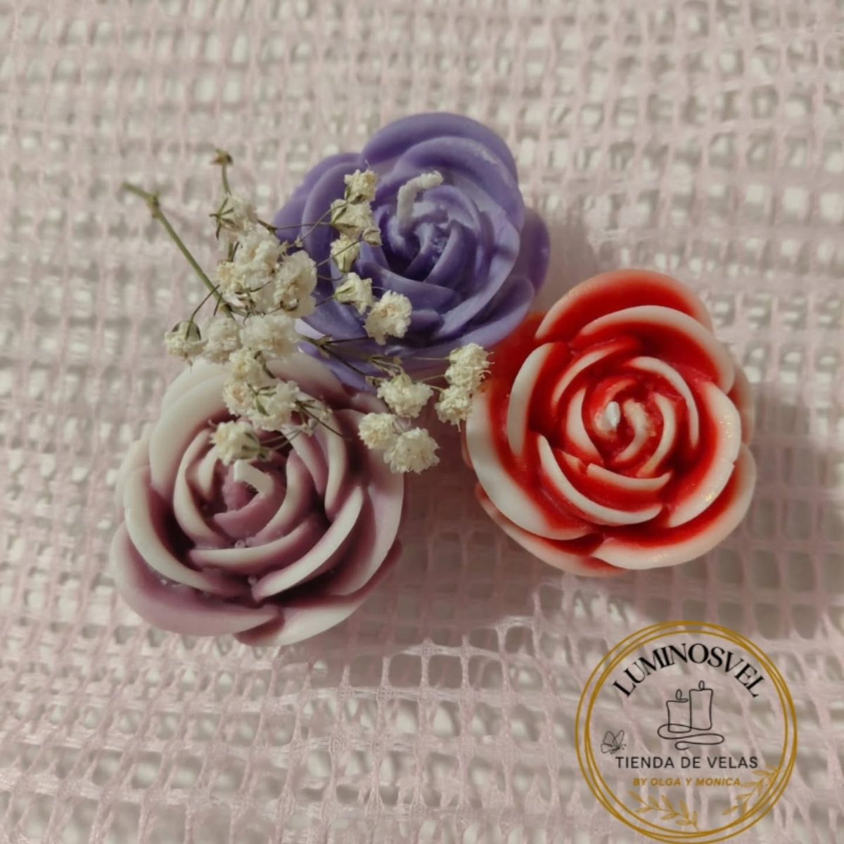 Tres rosas de cera, lila, granate y roja